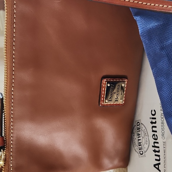Gorgeous Dooney & Bourke Natural Tan Leather Pouchette Crossbody Bag 🤎 - Picture 2 of 14
